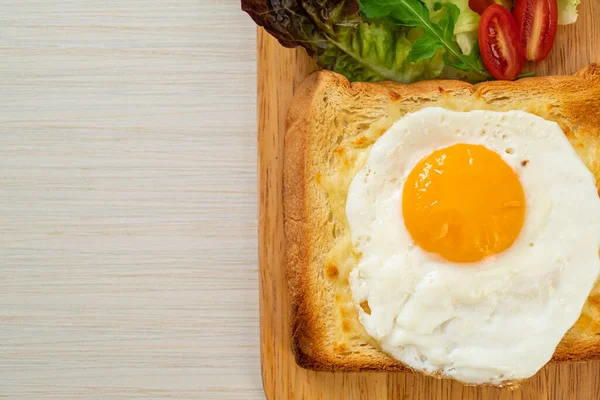 Peynirli ev yapımı ekmek ve kahvaltıda sebze salatasıyla birlikte kızarmış yumurta.