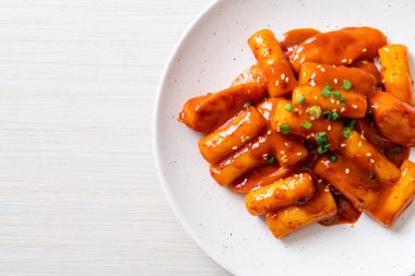 Baharatlı sosisli Kore pirinç keki çubuğu (Tteokbokki) - Kore yemeği tarzı