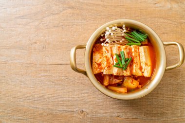  Tofu ve yumurtalı Kimchi Çorbası veya Kore Kimchi Güveci - Kore Yemekleri Geleneksel Tarzı