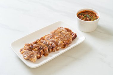 Izgara domuz boynu ya da Tayland baharatlı soslu kömür kaynayan domuz boynu.