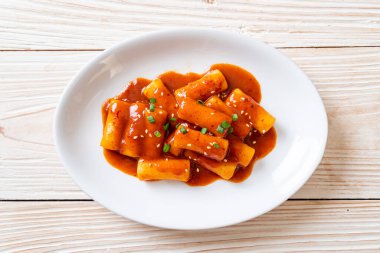 Baharatlı soslu Kore pirinç keki çubuğu (Tteokbokki) - Kore yemeği tarzı