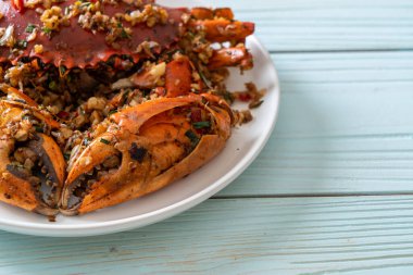 Baharatlı Tuz ve Biberli Kızarmış Yengeç - Deniz ürünleri tarzı