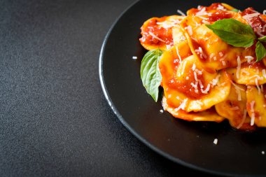 Domates soslu ve fesleğenli İtalyan usulü Ravioli.
