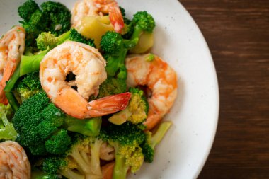 Karidesli kızarmış brokoli. Ev yapımı.