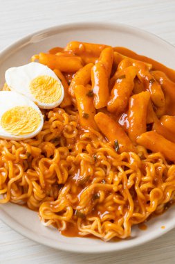Baharatlı Kore soslu Ramen veya Kore hazır eriştesi ve Tteokbokki - Kore yemeği tarzı