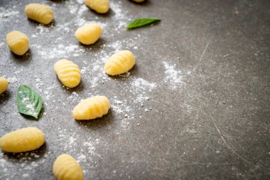 Geleneksel İtalyan gnocchi makarnası - İtalyan yemek tarzı.