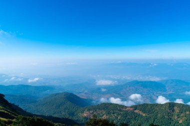 Tayland, Chiang Mai 'deki Kew Mae Pan Doğa Yolu' nda bulutlu ve mavi gökyüzü olan güzel bir dağ tabakası.