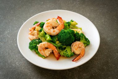 Karidesli kızarmış brokoli. Ev yapımı.