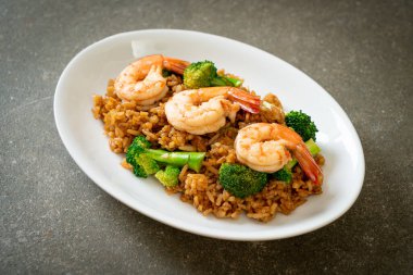 Brokoli ve karidesli kızarmış pirinç.