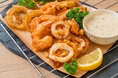 Kızarmış deniz ürünleri (karides ve mürekkep balığı) ve sebze karışımı - sağlıksız gıda tarzı