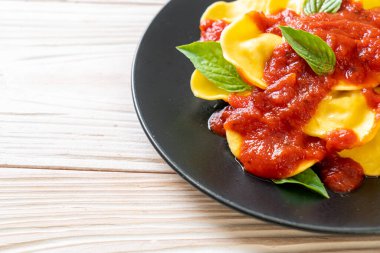 Domates soslu ve fesleğenli İtalyan usulü Ravioli.