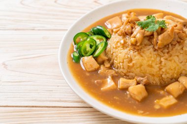 Kahverengi soslu tavuk mu yoksa pirinç soslu sos mu? Asya tarzı.