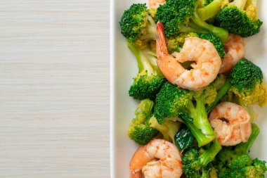 Karidesli kızarmış brokoli. Ev yapımı.