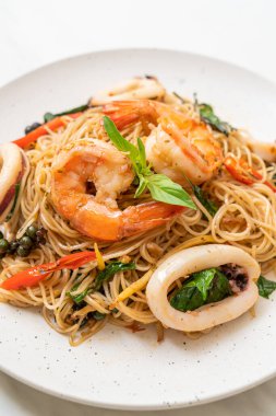 Fesleğenli, biberli, karidesli ve kalamarlı Çin eriştesi. Asya usulü.