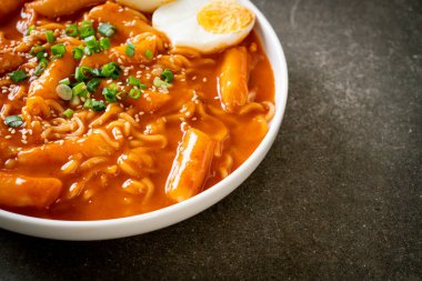 Kore hazır şehriyesi ve Kore baharatlı soslu Tteokbokki, Rabokki - Kore yemeği tarzı.