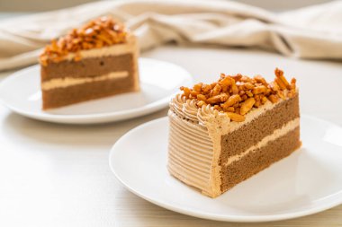 Ev yapımı kahve badem keki beyaz tabakta.