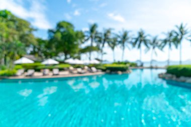 Lüks otel tatil beldesinde yüzme havuzu etrafında soyut bulanık yatak havuzu - tatil konsepti