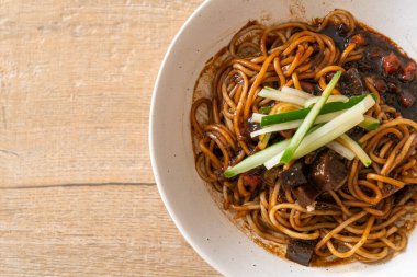 Jajangmyeon ya da JJajangmyeon, Kore Gıda Stili olan Kore eriştesidir.