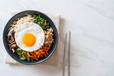 Bibimbap, Kore baharatlı salata pilav ve sahanda yumurta. Geleneksel Kore yemeği tarzı.