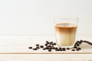 Kirli kahve bardağı, sıcak espresso ile kaplanmış soğuk süt.