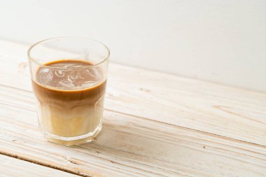 Kirli kahve bardağı, sıcak espresso ile kaplanmış soğuk süt.