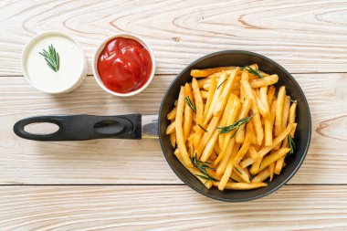 Patates kızartması ya da ekşi krema ve ketçaplı patates cipsi.