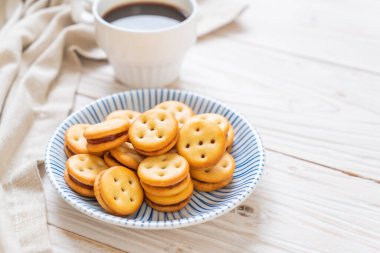 Hindistan cevizli bisküvi ve ananas reçeli.