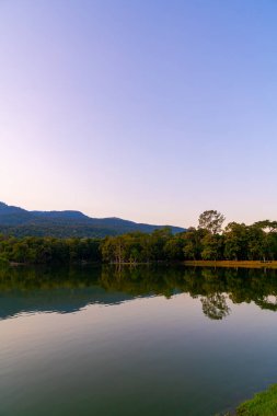 Ang Kaew Gölü Chiang Mai Üniversitesi Orman dağı ve alacakaranlık gökyüzü