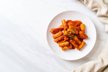 Baharatlı sosisli Kore pirinç keki çubuğu (Tteokbokki) - Kore yemeği tarzı