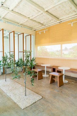 Kafe ve restoranda boş masa ve sandalye.