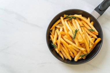 Patates kızartması ya da ekşi krema ve ketçaplı patates cipsi.