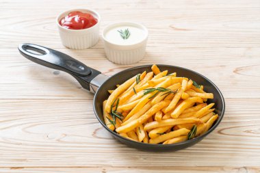 Patates kızartması ya da ekşi krema ve ketçaplı patates cipsi.