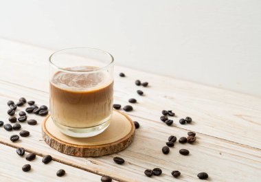 Kirli kahve bardağı, sıcak espresso ile kaplanmış soğuk süt.