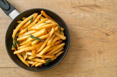 Patates kızartması ya da ekşi krema ve ketçaplı patates cipsi.