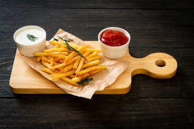 Patates kızartması ya da ekşi krema ve ketçaplı patates cipsi.