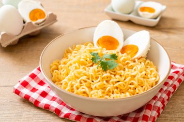 Hazır erişte kasesi ve tuzlu yumurta.