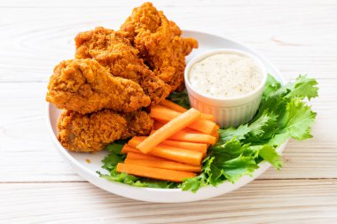 Sebzeli kızarmış tavuk kanadı.