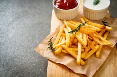 Patates kızartması ya da ekşi krema ve ketçaplı patates cipsi.