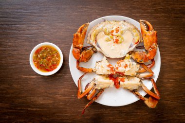 Baharatlı deniz ürünleri soslu taze sütle haşlanmış yumurta yengeci.