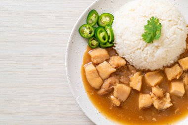 Kahverengi soslu tavuk mu yoksa pirinç soslu sos mu? Asya tarzı.