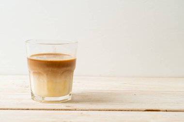 Kirli kahve bardağı, sıcak espresso ile kaplanmış soğuk süt.