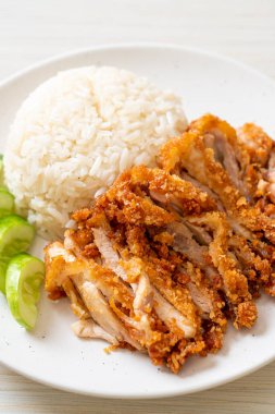 Kızarmış tavuklu Çin tavuğu pilavı ya da kızarmış tavuklu pilav çorbası. Asya usulü.