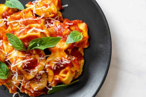 Domates soslu İtalyan tortellini makarnası - İtalyan yemeği tarzı.