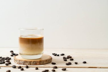 Kirli kahve bardağı, sıcak espresso ile kaplanmış soğuk süt.