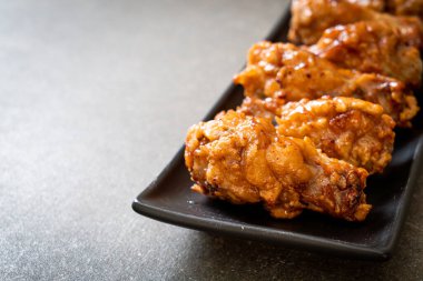 Kore usulü soslu kızarmış tavuk.