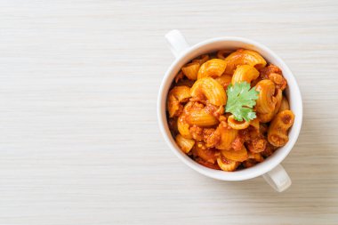 Domates soslu makarna ve kıymalı domuz eti, Amerikan usulü pirzola, Amerikan usulü gulaş.