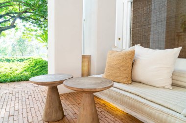 Güzel ve rahat yastıklar kanepede süslenir.