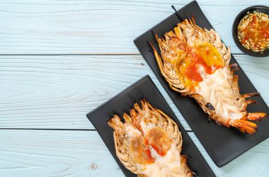 Izgara Taze Dev Nehir Karidesi Baharatlı Deniz Ürünleri Soslu