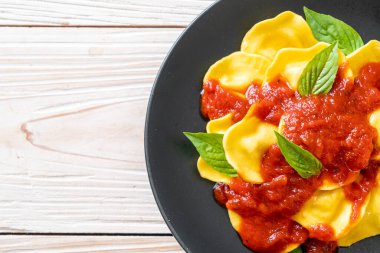 Domates soslu ve fesleğenli İtalyan usulü Ravioli.