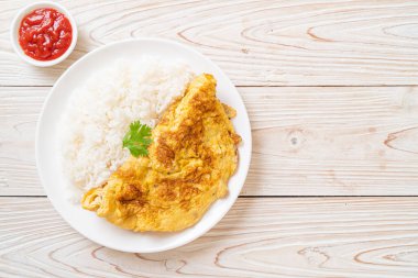 Pirinç ve ketçaplı omlet veya omlet.